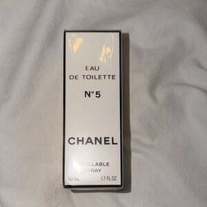 CHANEL No. 5 Eau de Toilette in Black and White